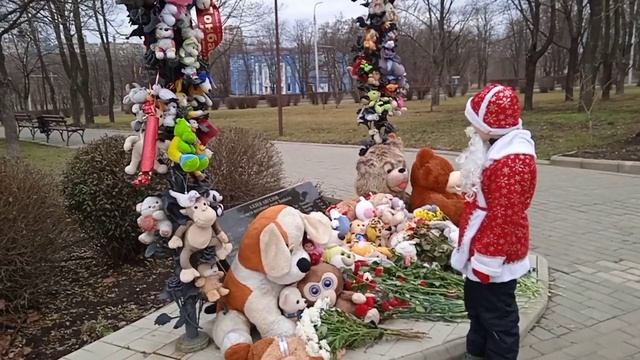Донецк 04.01.2023 Аллея Ангелов. Дед Мороз пришёл к детям. смотреть онлайн