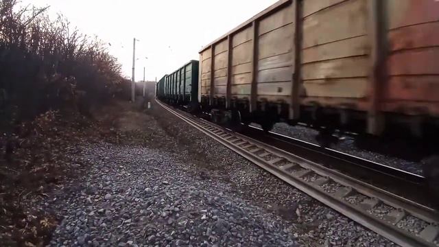 Осиливает подъём. Система электровозов 2ЭС5К-157/159 "Ермак" с грузовым поездом и толкач 4ЭС5К-029 смотреть онлайн