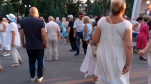 ЗАМАНИЛА, РАЗДРАЗНИЛА!??_СУПЕР ПЕСНЯ И ТАНЦЫ В ПАРКЕ ГОРЬКОГО ХАРЬКОВ АВГУСТ 2021.