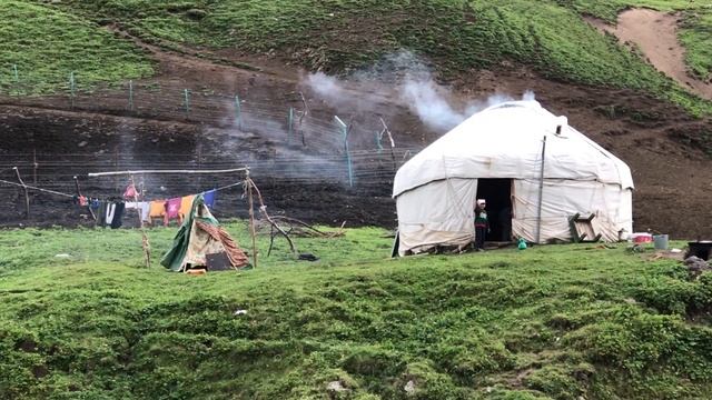 Юрта чабана, дети и не хитрый быт вокруг. Верховья перевала Кетмень. Алматинская область. 07.2021. смотреть онлайн