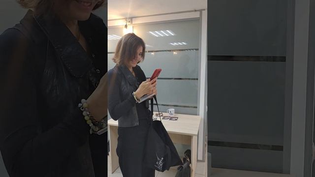 101423 Киноклуб Strollingfilm Строев А. И. пишет автограф на книге Штукатурное небо. Роман в клочья