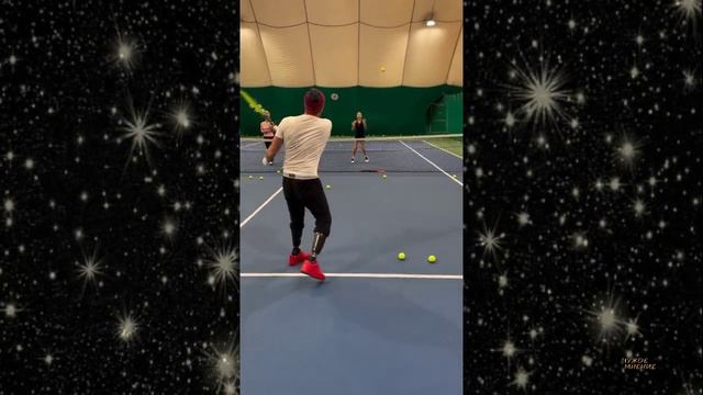 Роман Костомаров переживший ампутацию и протезирование ног показал как заново учится играть в тенни