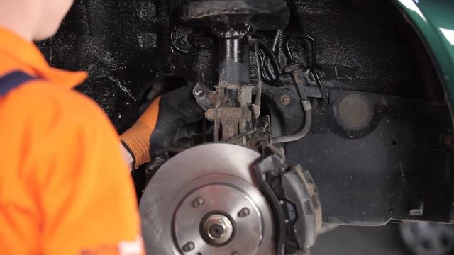 Jak vyměnit tyčka stabilizátoru přední na MAZDA 323 [Návod] смотреть онлайн