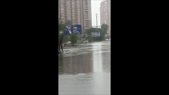 Катание на сапах по затопленным улицам смотреть онлайн