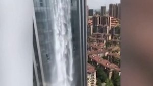 В Китае построили небоскрёб со 108 метровым искусственным водопадом!