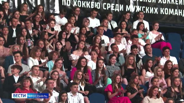 Финальный аккорд школьной жизни: в Ярославле прошел Губернаторский бал смотреть онлайн
