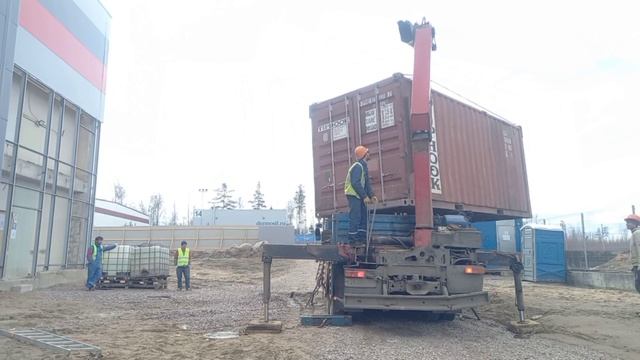 Манипулятор с прицепом,перевозка контейнера  и вагон-бытовки.