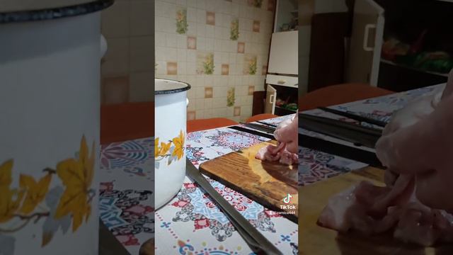 Как подготовить шашлык курицу после мариновки до жарки на мануале на шампурах! смотреть онлайн