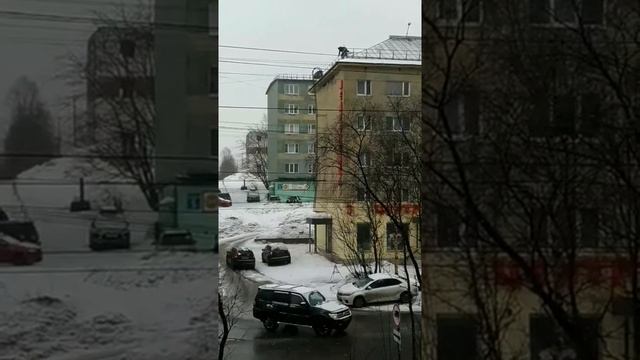 Мурманск. снег кидают с крыши на машину смотреть онлайн