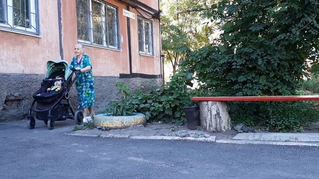 Прабабушка Аня катает Артёмчика в коляске, 9 месяцев смотреть онлайн