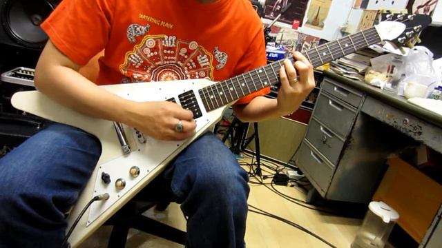 Gibson Flying V Faded 3 Pickup Guitar Clean Sound смотреть онлайн
