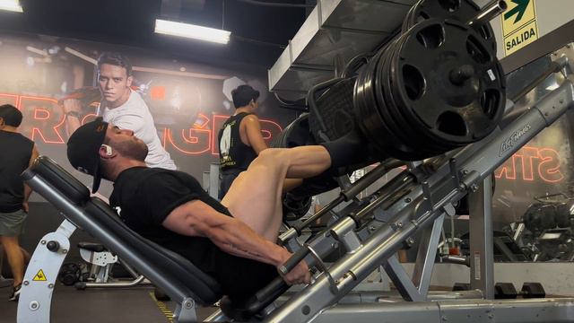 12 WEEKS OUT | LEG DAY WORKOUT | TODAS MIS COMIDAS EN UN DÍA DE PREP - MID CARB DAY смотреть онлайн