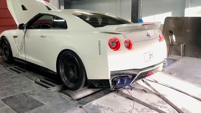 White Godzilla Nissan GTR R35 w/ ARMYTRIX Valvetronic Exhaust | Dyno Test? & Fire?? смотреть онлайн