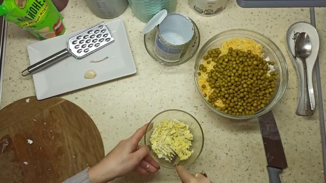 САЛАТ С КУРИЦЕЙ И ЗЕЛЕНЫМ ГОРОШКОМ [быстрый рецепт за 5 минут] смотреть онлайн