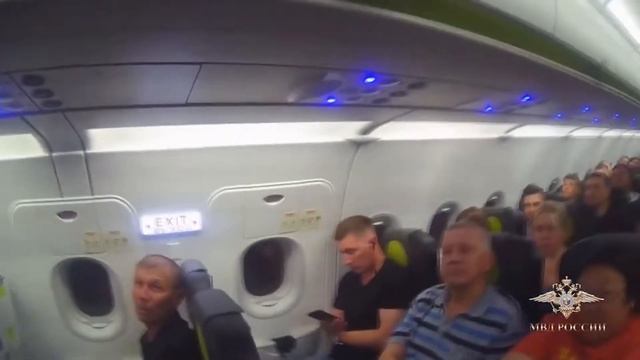 220706 Авиадебошира сняли с самолета в Новосибирске.В Толмачево задержан ранее судимый ,в Магадан. смотреть онлайн