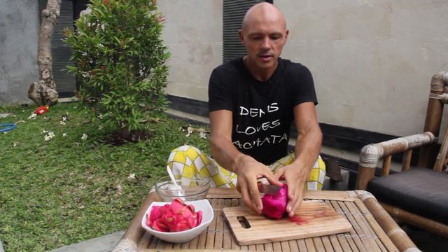 Бали #35 Драгонфрут (Питайа). Выбираем, очищаем, едим (Dragon fruit chose, open and eat) смотреть онлайн