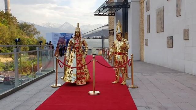 Зеркальные национальные костюмы "Mirror Duet Gold".Встреча гостей.Шоу Алматы. смотреть онлайн