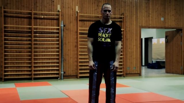 Simple Kick Test - Flying Uwe смотреть онлайн
