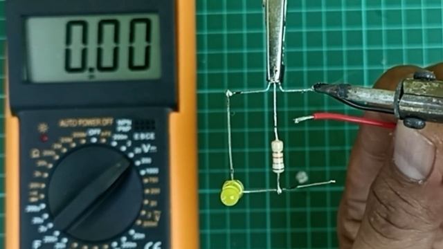 SIMPLE!!! LED DC Voltage Indicator || Simple Electronic Projects смотреть онлайн