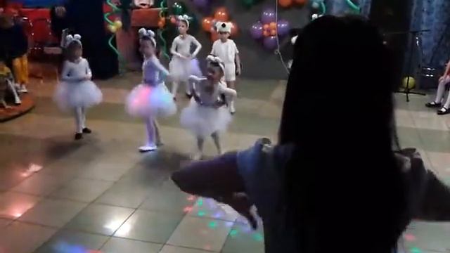 Танец маленьких медвежат смотреть онлайн