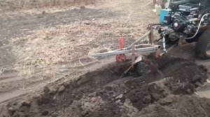 Первая вспашка минипогрузчиком самодельным плугом Универсал