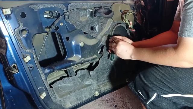 Как снять водительскую дверь Ford Focus 1 седан американец #RAZNOBOY #FordFocus1 #фордфокус1