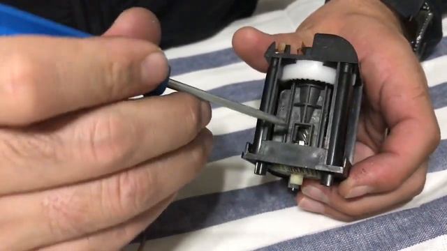 Как достать застрявший грифель и маленьиий карандаш из точилки Джик-турбо смотреть онлайн