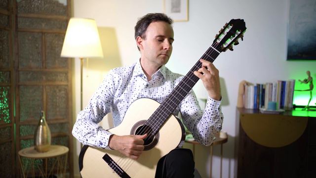 CEDAR vs SPRUCE classical guitar top - How big the difference can be? смотреть онлайн