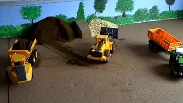 RC Radlader 1:32 Volvo L 220 E beim beladen смотреть онлайн