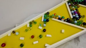 Шарики катятся по разноцветным горкам.