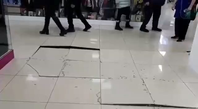 В ТЦ лопается напольная плитка смотреть онлайн