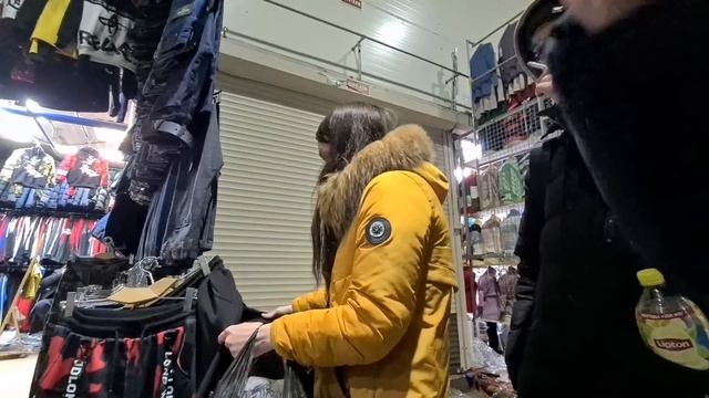 Прогулка по рынку садовод в Москве, ужинаю сосисками в тесте на рынке садовод в Городе Москва. смотреть онлайн