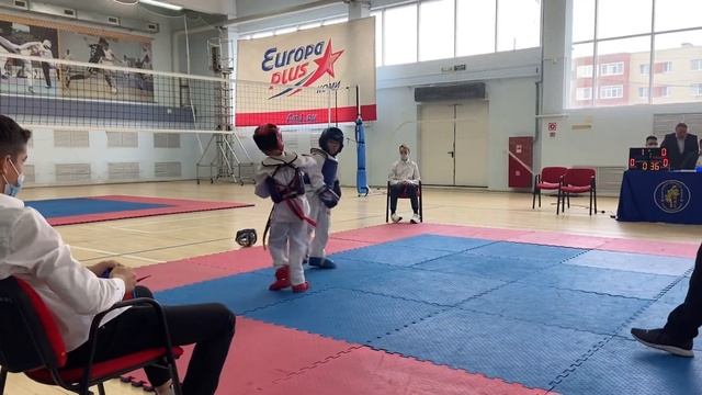 Финальный спарринг на турнире по тхэквондо «Открытие». Артур, зелёный пояс