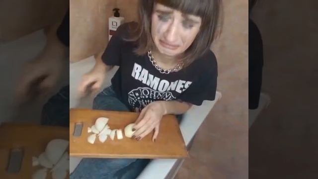 Лучше плакать от лука!!!! Способ спасения на любой случай. смотреть онлайн