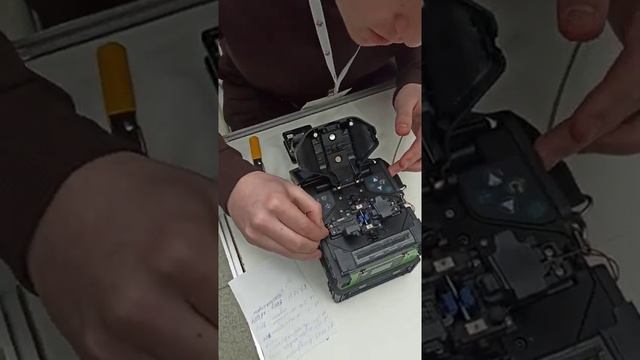 Как запаять оптоволокно-кабель для Интернет-соединения с помощью специального прибора смотреть онлайн