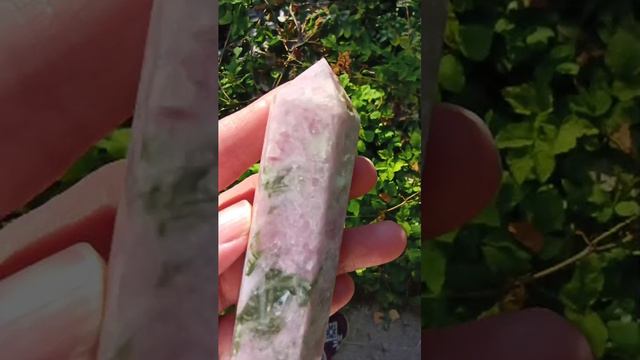 Кристаллы турмалина в лепидолите смотреть онлайн