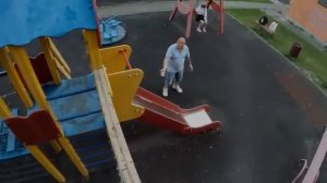 (Перезалив с Канала SanekMIX) МУЖИК НАПАЛ НА ДЕТСКОЙ ПЛОЩАДКЕ ИЗ-ЗА ПАРКУРА!*