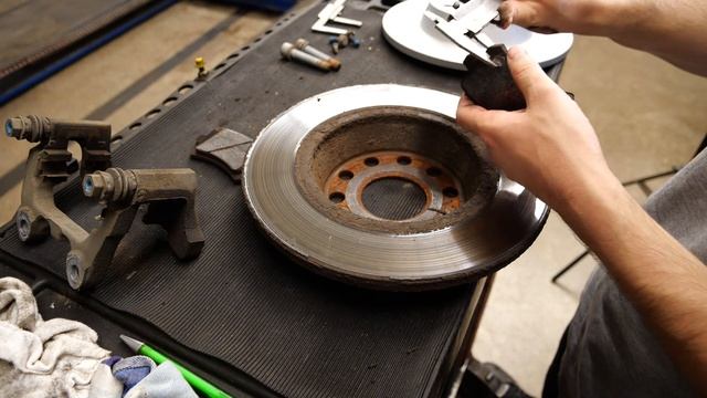 Audi Q3 Bremsen hinten wechseln | change brakes | VitjaWolf | Tutorial | HD смотреть онлайн