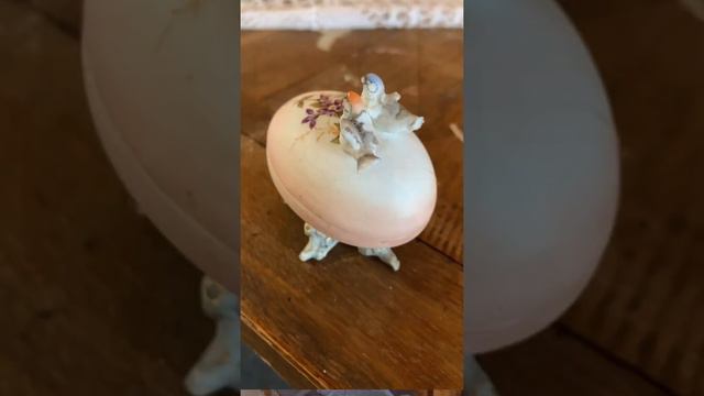 Фарфоровая солонка в виде яйца