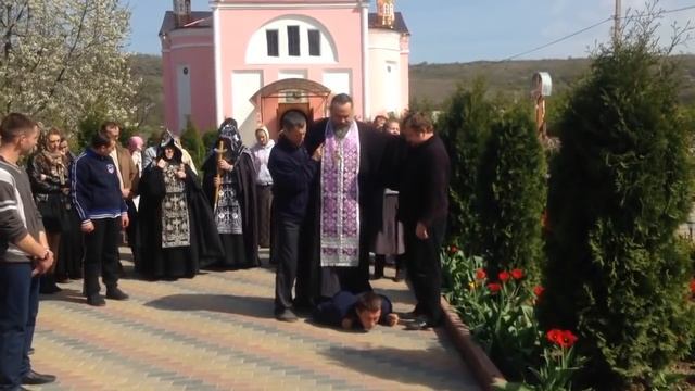 Священник изгоняет бесов катаясь верхом на мужчине смотреть онлайн