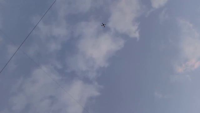 Полёт квадрокоптера в вечереющем весеннем небе... смотреть онлайн