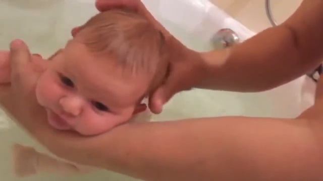 Малыш плавает смотреть онлайн