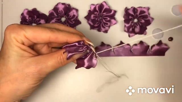 МК Цветы из лент ??. DIY Ribbon flowers ??. Flores de la fita ?? смотреть онлайн
