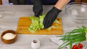 САЛАТ С КУРИЦЕЙ И КЕДРОВЫМИ ОРЕШКАМИ