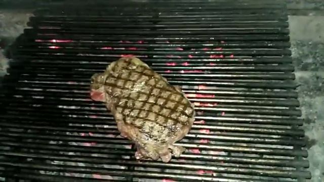 Стейк Стриплойн на углях смотреть онлайн