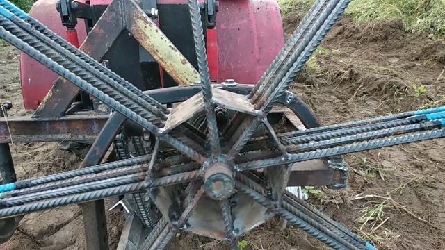 Гусеничный минитрактор испытания картофелекопалки швырялки.