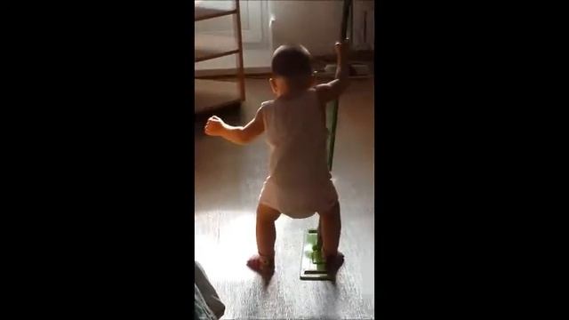 Вот так надо полы шваброй мыть))))). смотреть онлайн