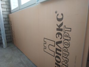 Клеим пеноплекс на стену.