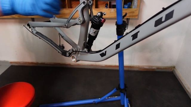 Vitus Mythique 29 VR Mountain Bike 2021 Tear Down and Closer Look смотреть онлайн