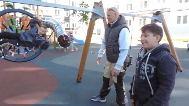 КАЛИНИНГРАД: двор с детской площадкой у дома Коммунистическая, 24 - 16 мая 2022, ВС смотреть онлайн